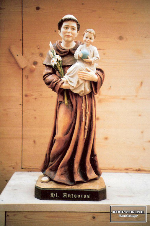 Der heilige Antonius mit Lilien in der rechten und dem Jesuskind in der linken Hand.