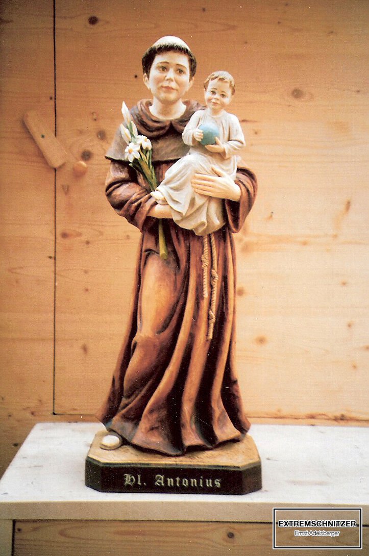 Der heilige Antonius mit Lilien in der rechten und dem Jesuskind in der linken Hand.