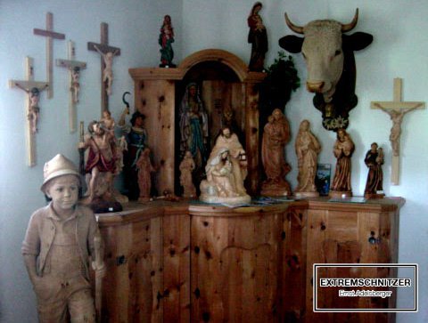 Eine Sammlung von Geschenkideen aus Holz mit religiösem Hintergrund.