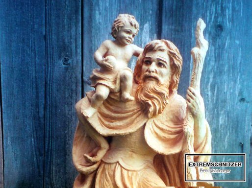Der heilige Christophorus mit einem Gehstock und einem Kind auf der rechten Schulter.