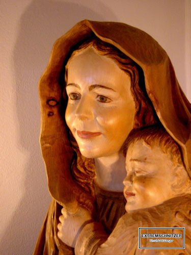 Porträt Madonna mit Jesuskind an der Schulter gelehnt aus Holz.