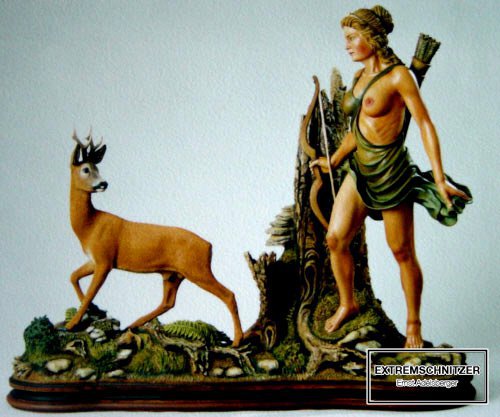 Jagdgöttin Diana steht nehmen einem Reh.