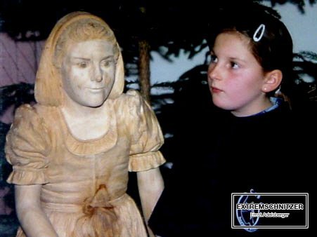 Meine Tochter mit der eben angefertigten Holzskulptur von ihr.