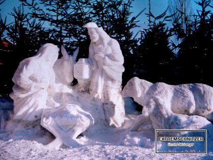 Krippe aus Schnee mit der heiligen Familie und einigen Tieren in Allhartsberg.