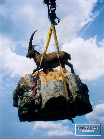 Die fertige Steinbock-Figur wird mit einem Kran an ihren Bestimmungsort transportiert.
