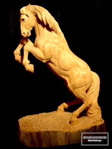 Holzfigur eines Pferdes, das auf den Hinterbeinen steht.