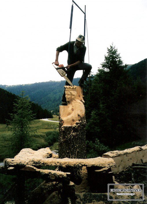 Ernst Adelsberger sägt die erste Holzfigur der Wallfahrtsstätte aus einem Baumstamm.