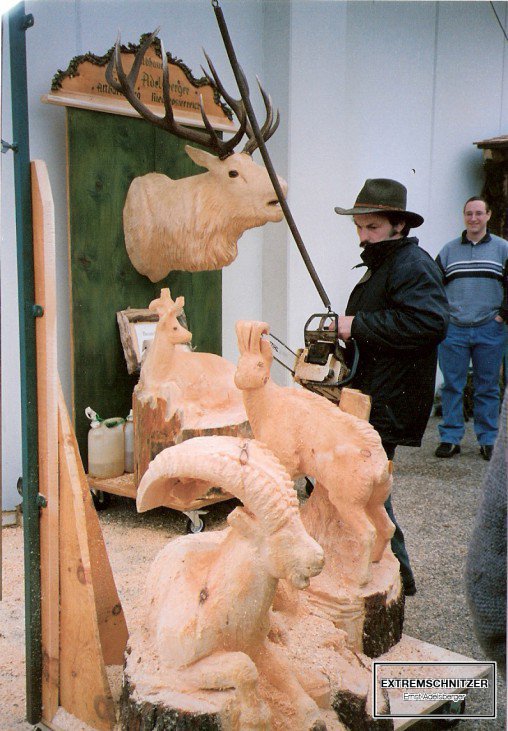 Ernst Adelsberger zeigt sei Schnitzhandwerk bei der Fachmesse für Holz und Handwerk in Salzburg.